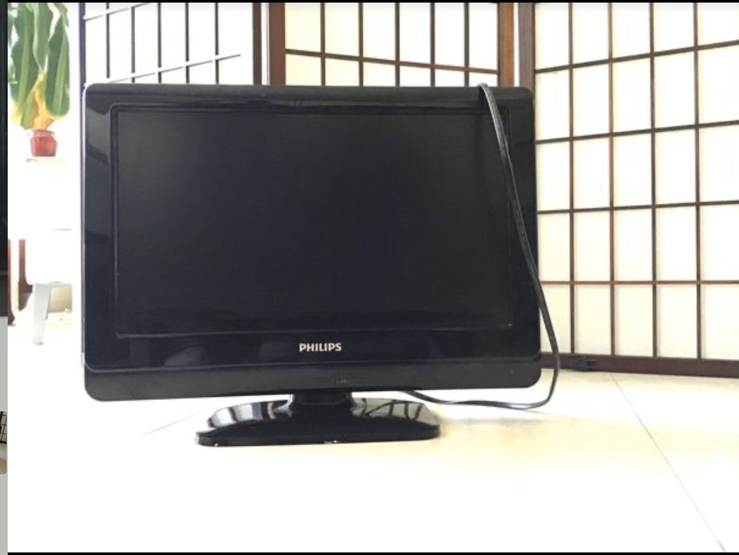 Philips TV perfect condition it only needs universal remote control.