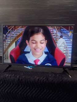 32 inch LG smart tv beautiful tv comes with remote control shows great quality clear picture works perfect guaranteed