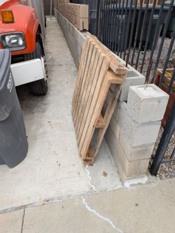 Free heavy duty wood pallet in El cajon Bostonia area