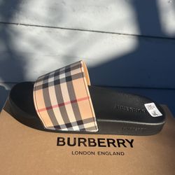 Burberry Slides Size EU 42  ( US9) Comes With Everything