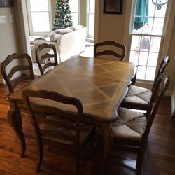 Dining/Kitchen Table With 2 Leaves And 6 Chairs