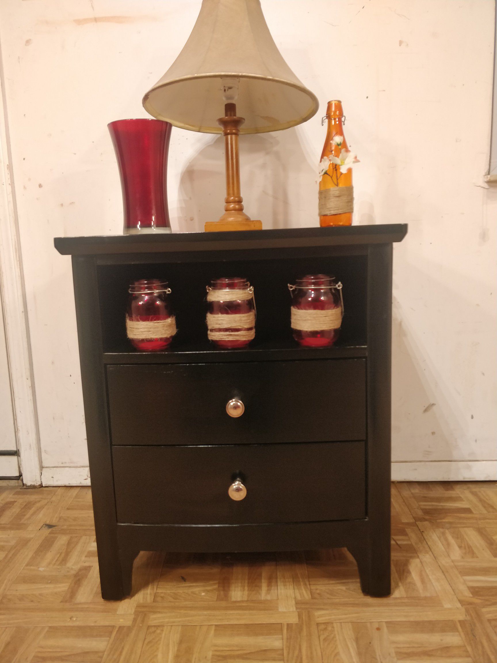 Like new black modern night stand with 2 drawers & shelf in great condition all drawers working well, dovetail drawers. L23.5"*W27.5"*H27.5"