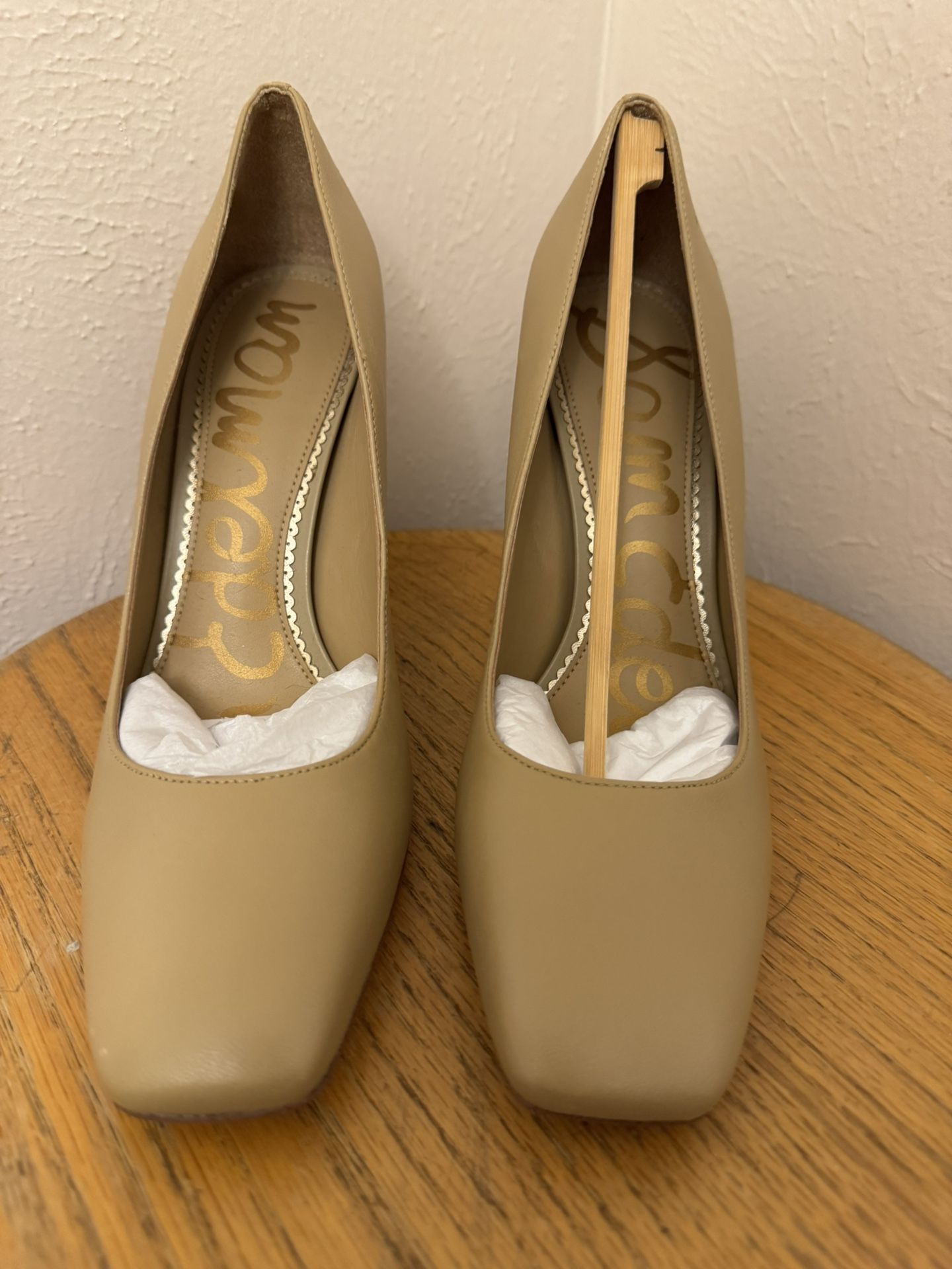 Beth Sam Edelman beige leather high heels