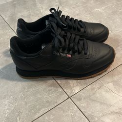 REEBOK CLASSIC SIZE 9.5 MEN’S BLACK GUM SOLE