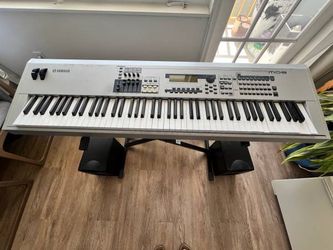 Yamaha MO8 Keyboard Synthesizer