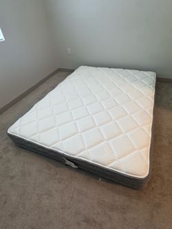 Queen Mattress – Medium Firm – Like New.