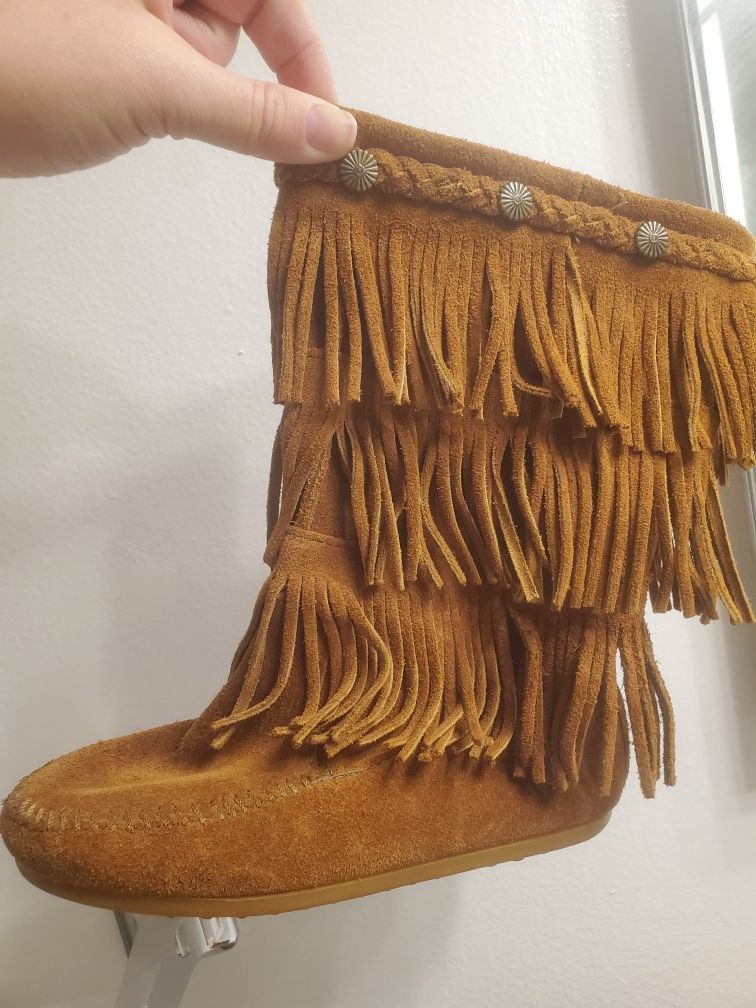 Minnetonka 3 layer fringe original boots. Girls size 1