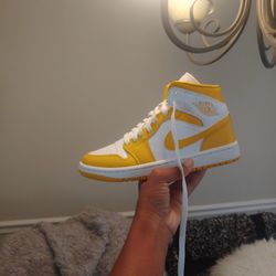 Wmns Air Jordan 1 Mid