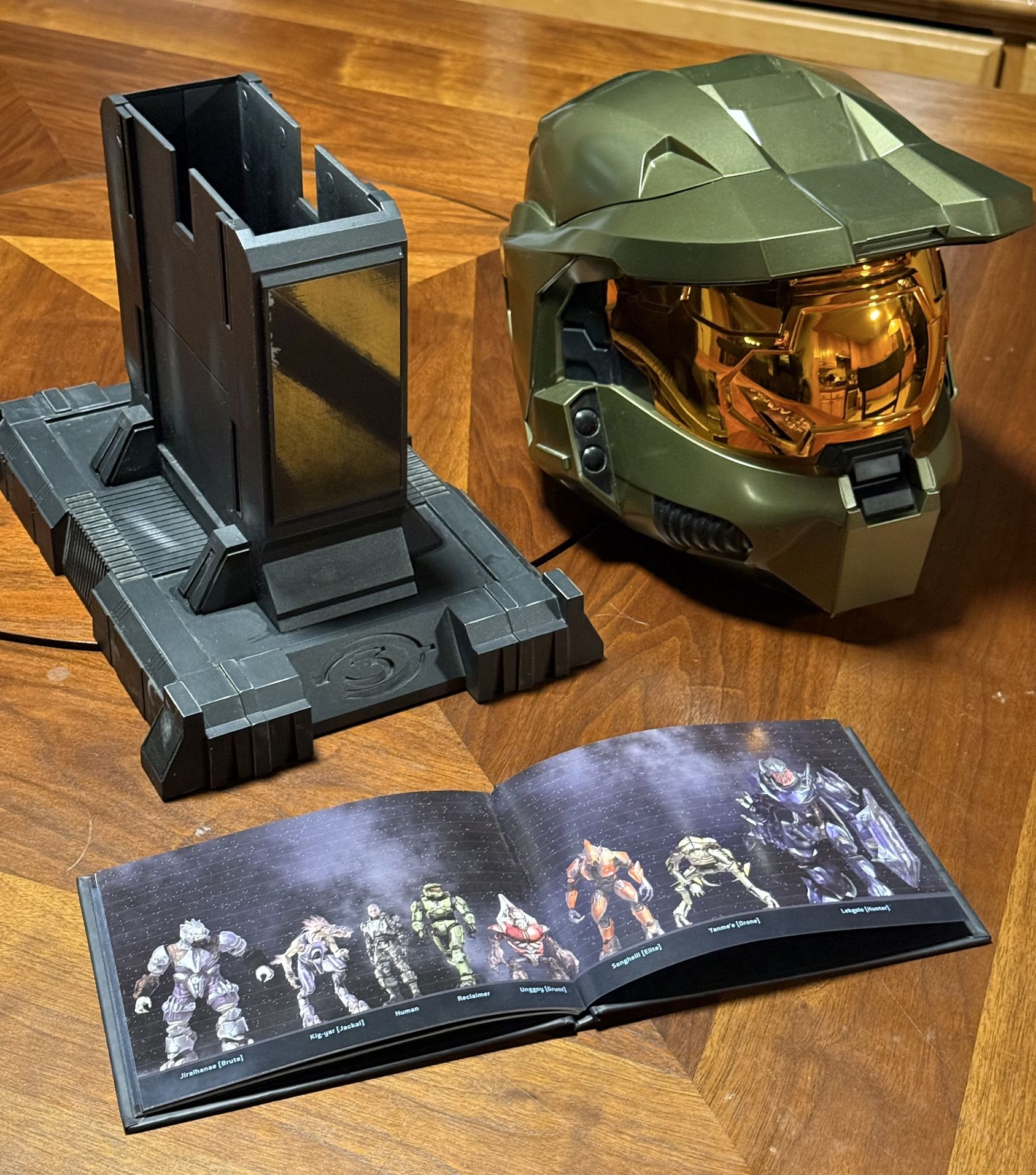 Halo 3 Legendary Edition Master Chief  Helmet and Display Base