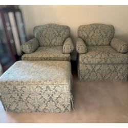 2 armchairs with matching ottoman
