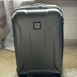 Carry-on Hardside Spinner Luggage
