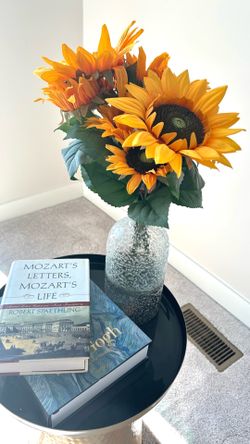 Artificial flowers in Modern Design Vase