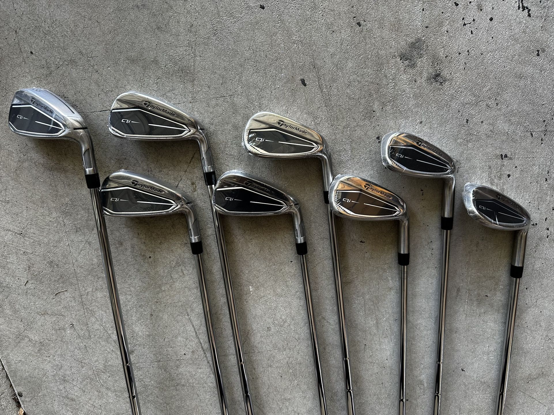 Taylormade Qi Irons Right handed