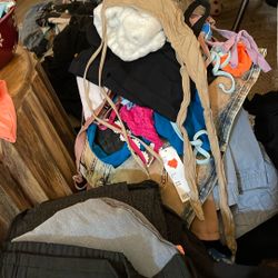 Ropa Usada Y Unas Piezas Nuevas De  Mujer Es s  