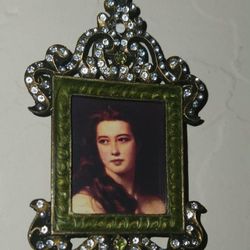 VINTAGE ORNATE GREEN ENAMELED CRYSTAL EMBELLISHED COLONIAL VICTORIAN WOMEN MINI PICTURE FRAME ART DECOR