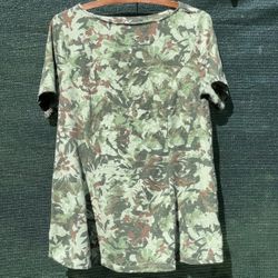 Denim and Company Women’s camouflage tunic top. Medium