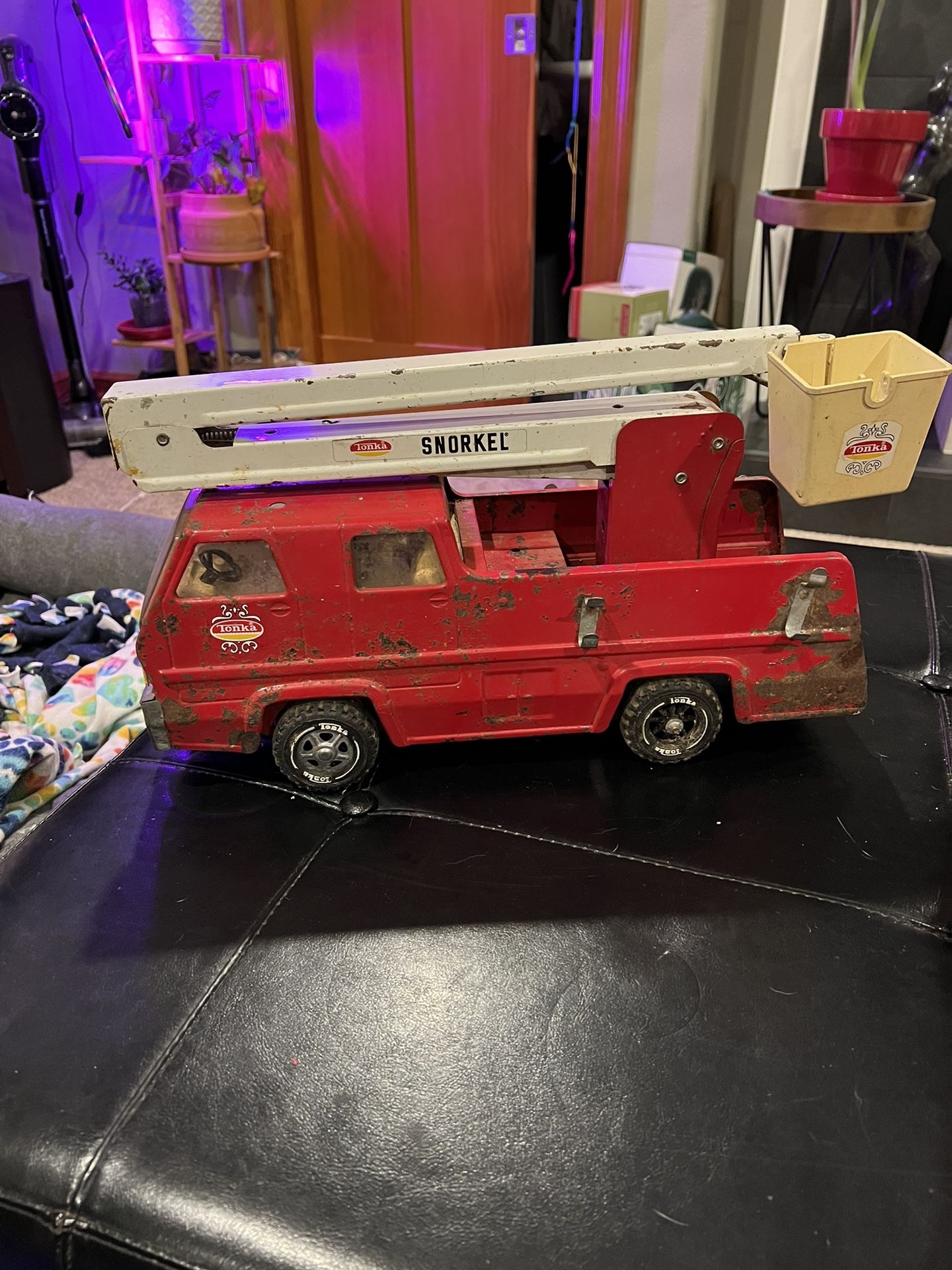 VINTAGE TONKA PRESSED STEEL 13200 SNORKEL FIRE TRUCK W/BUCKET 1970s