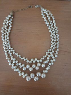 Bauble pearl necklace