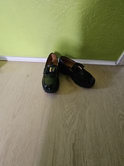 Black shoe with a bow in front