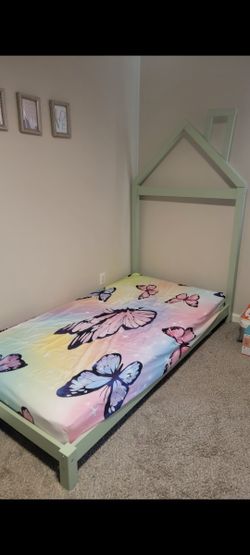 Kid's Twin Bed & Mattress Combo
