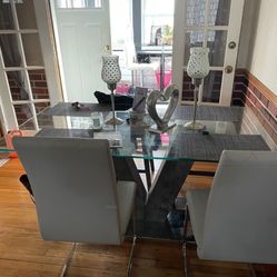 Glass Dining room Table With 4 Gray Chairs 