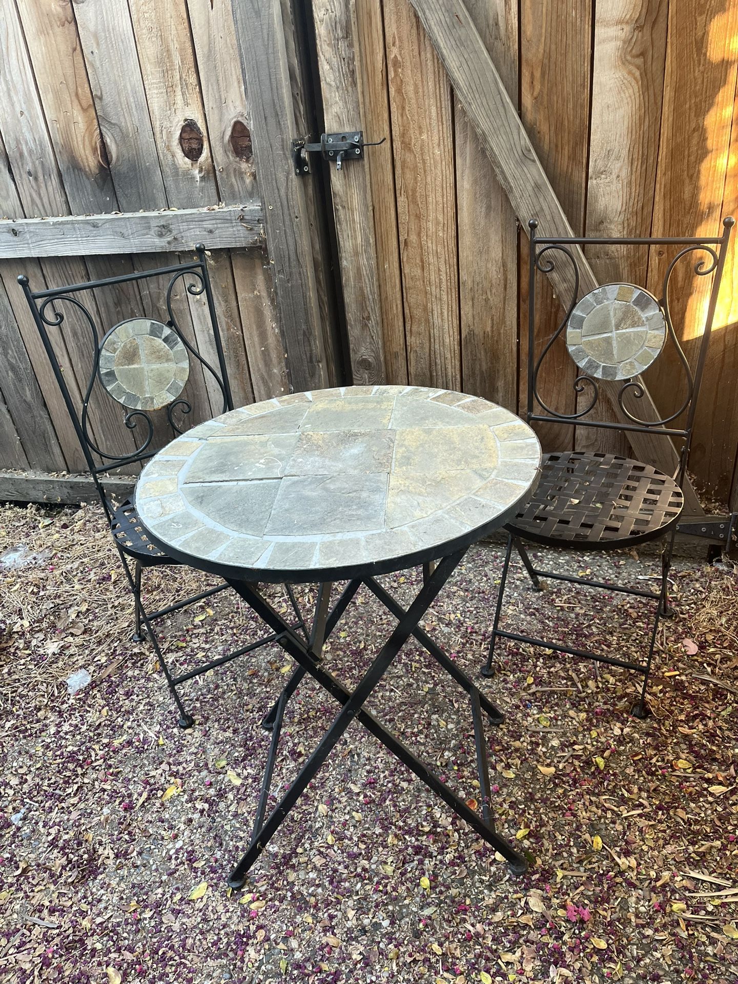 Table set with 2 chairs