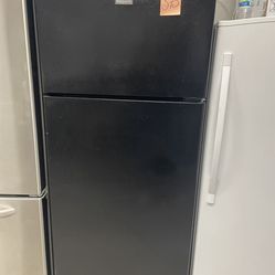 Hotpoint 28” Top Freezer-Bottom Refrigerator