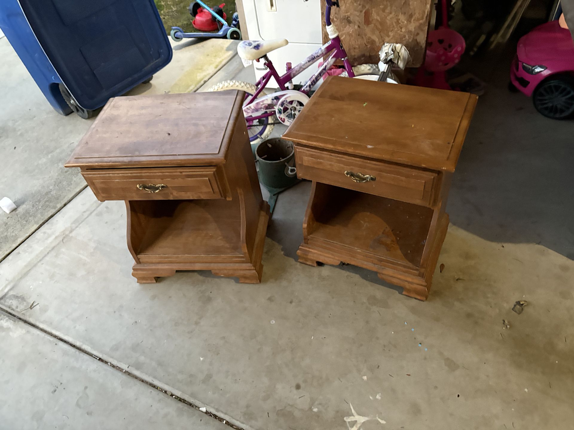 2 nightstands