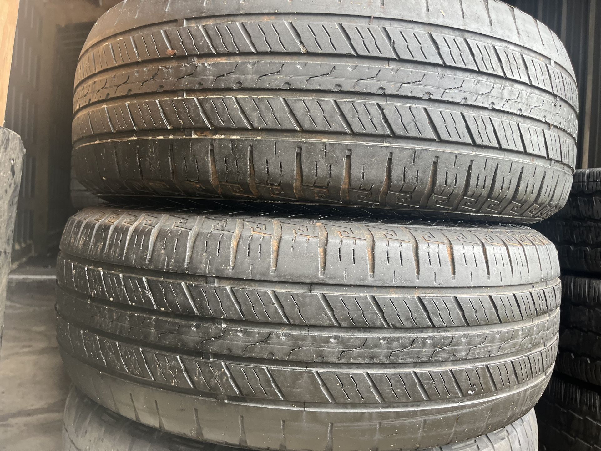 255 65 18 MASTERCRAFT MATCHING PAIR $30 for the 2 tires