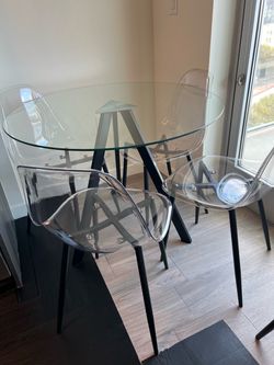 Dining table with 4 chairs - glass/clear