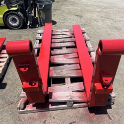 Like new forklift forks,for 19,000 lbs -36,000 lbs forklift , large forks has fork positioner hook up, measurements-Pin 3 3/8 - top to middle of pin 3