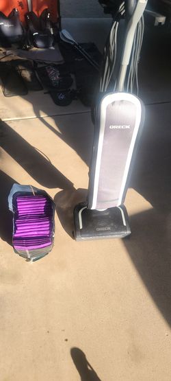 Oreck Stan-up Vacuum Cleaner w/ 21 bags