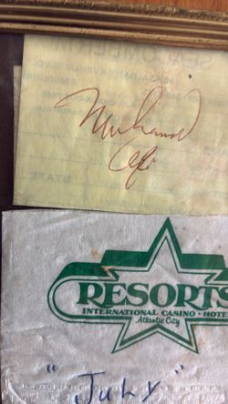 Mahamid Ali autograph on napkin from resorts casino Atlantic City July 1085
