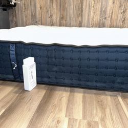 Dreamcloud Hybrid Queen Mattress - Like New!!