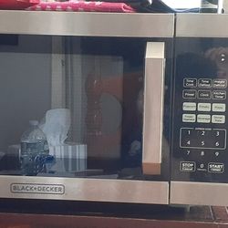 BLACK AND DECKER MICROWAVE 900 WATTS OF POWER WORKS GREAT CLICK ON THE PICTURE YOU WILL GET FULL PICTURE SIZE READ BELOW 