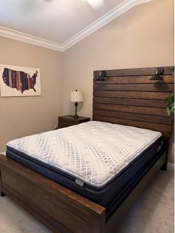 Wood bedroom set. Mint condition