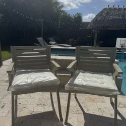 LIKE NEW SET OF OUTDOOR CHAIRS