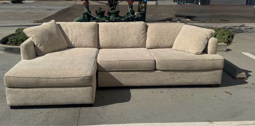 FREE DELIVERY! Max Home Sectional with left chaise ( Cream)