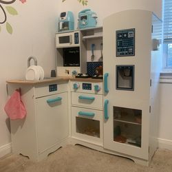 Toy kitchen to play