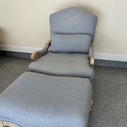 Elegant Queen Anne Lounge