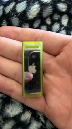 IPOD SHUFFLE 4 th generation 4 GB