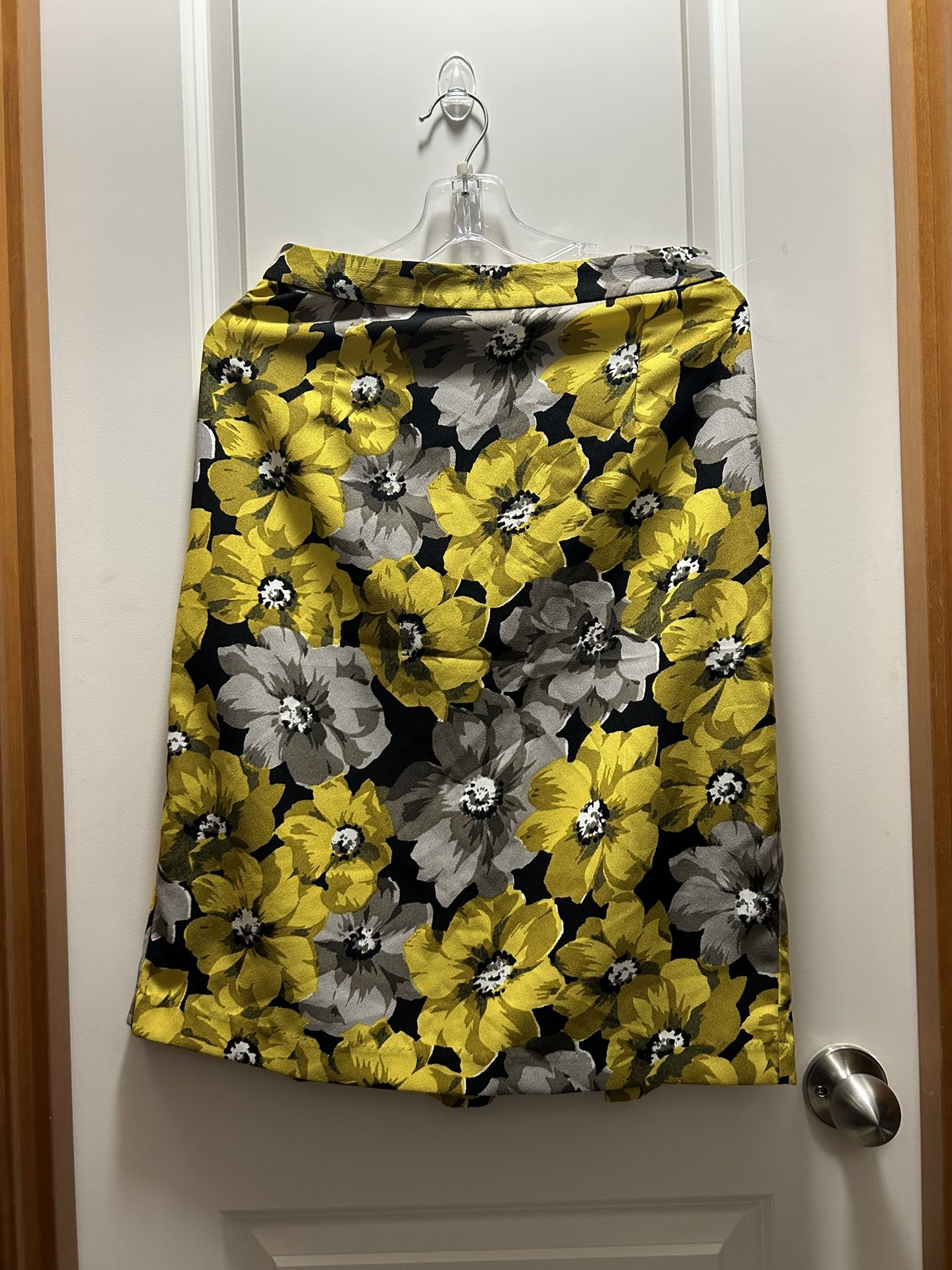 Women’s Skirt, size 2, who what wear, 100% polyester, yellow, gray, black