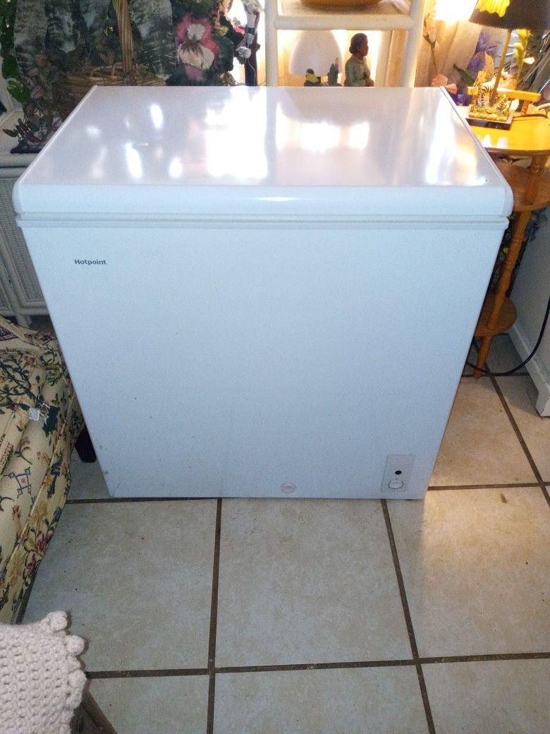 Hotpoint 7.0 Cubic Foot Chest Freezer 