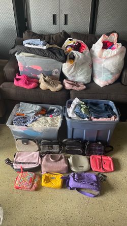Ropa, Zapatos y Carteras de mujer.