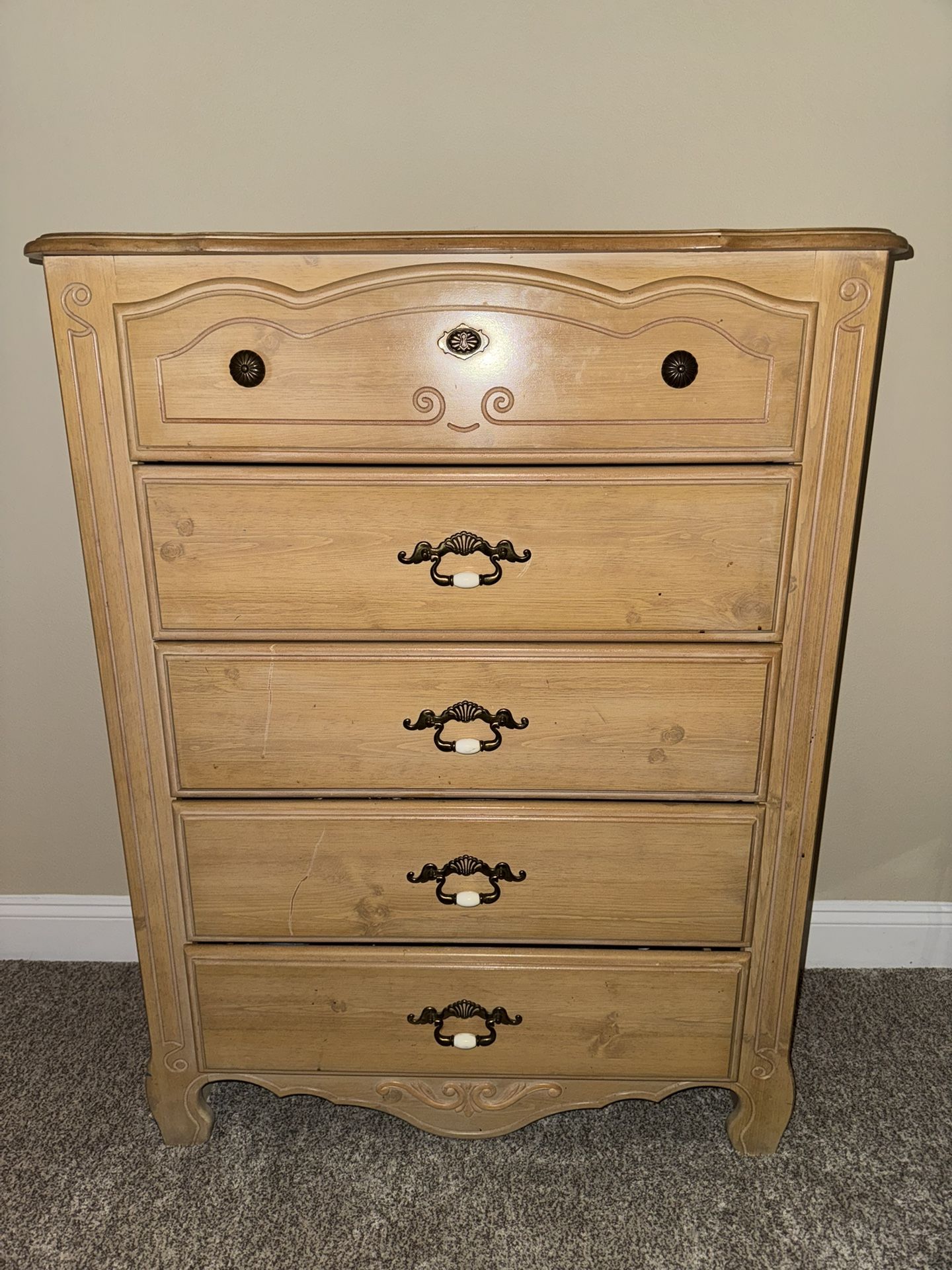 Nice Engraved Solid Wood 5 Drawer Dresser