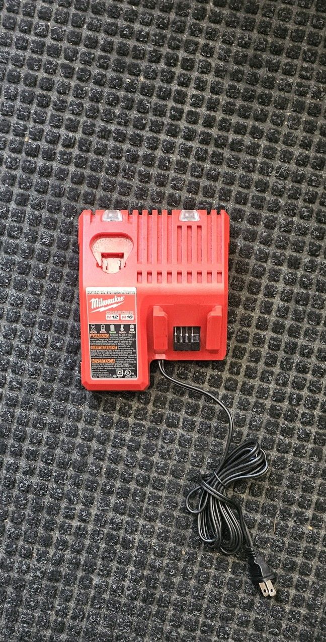 Milwaukee M12 & M18 Multi-Voltage Charger