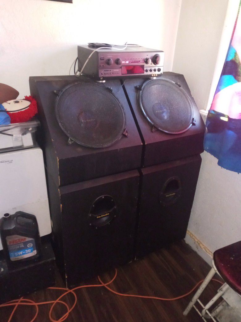 18 In Speakers 2 In Each Box Wit 6 By 9 Speakers And Monitor