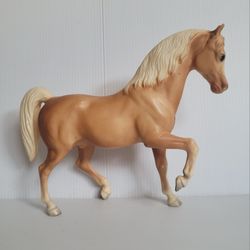 Breyer Traditional #4 Faith, Family Stallion 1967-87 Palomino Bald Face Matte.
