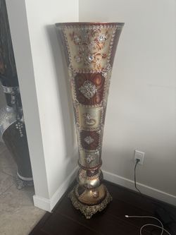 Modern vase/statue (2)