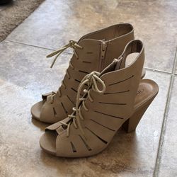 women’s heel size7 new